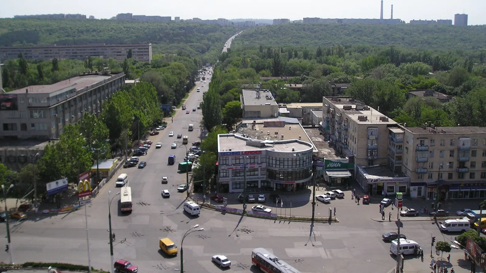 Panoramă documentară din cartierul Rîșcani, Chișinău, cu coridor verde între zonele construite