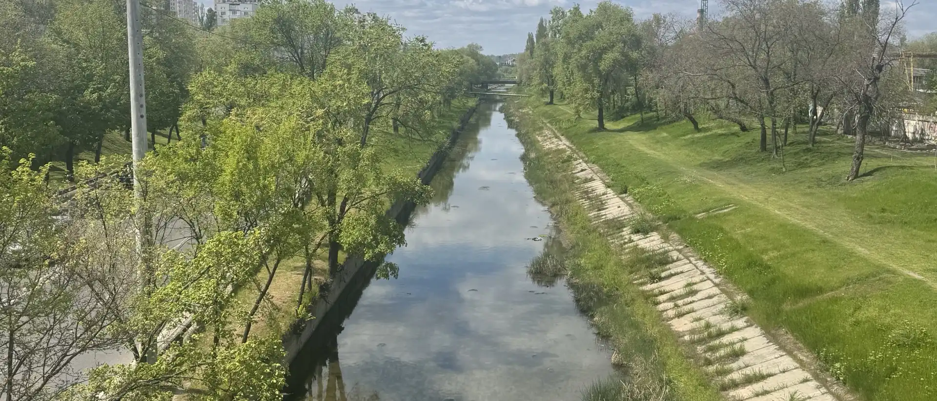 Fotografie documentară a râului Bîc în Chișinău, cu coridorul verde al fundului de vale